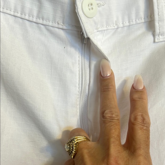 White Cargo Shorts with Flat-Front Design - Picture 4 of 6